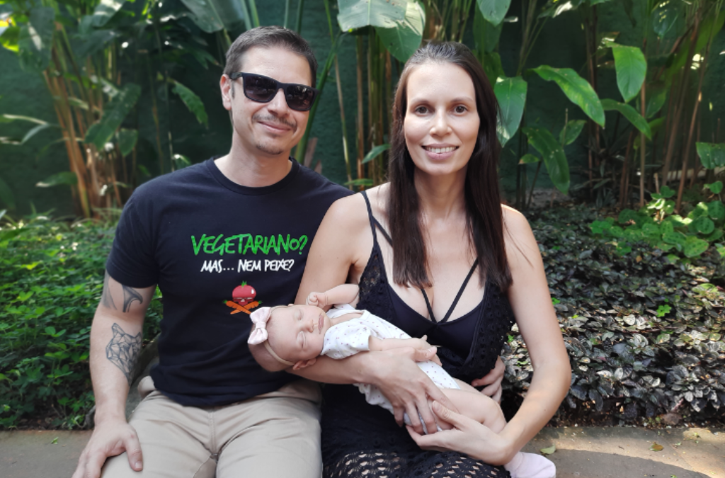 Casal brasileiro dá as boas-vindas ao primeiro bebê após se conhecer no Veggly